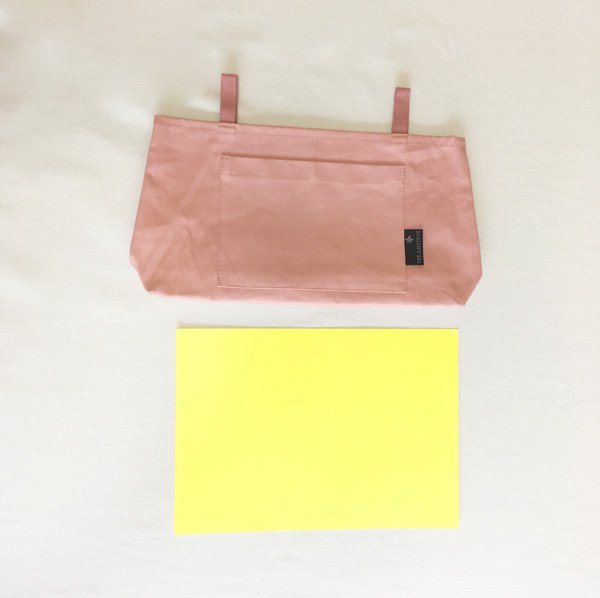 A4の黄色用紙と比べるとこんな感じです。